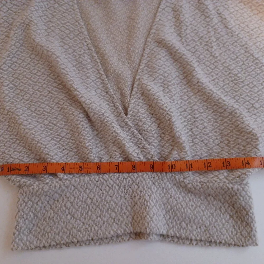 Women's Urban Outfitters Cropped V-Neck Lightweight Long Sleeve Sweater Size Med